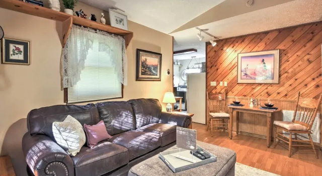 Gatlinburg Home w/ Hot Tub ~ 4 Mi to Town!, Забронировать Дом для отпуска Отели Great Smoky Mountains National Park с парковкой, Парковка