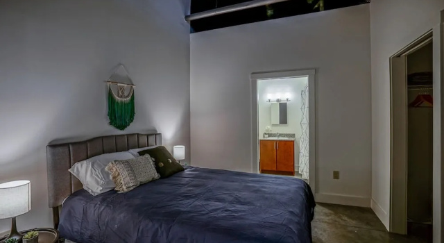 FRONTDESK 800 Capitol Apts Downtown Indy, Забронировать Апартаменты/квартира Отели Индиана с парковкой, Парковка