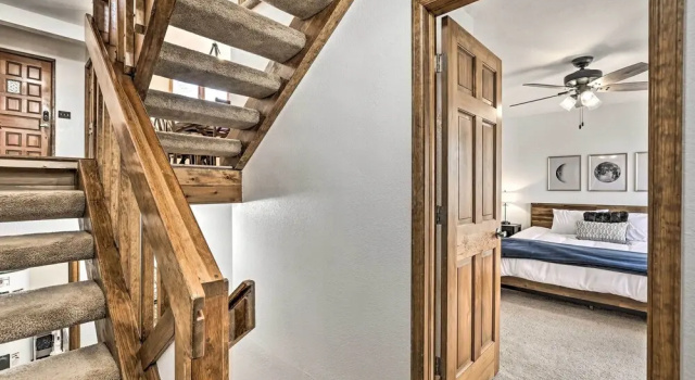 Апартаменты с 3 комнатами с балконом Sunny Alpine Escape w/ Hot Tub + Mountain Vistas!