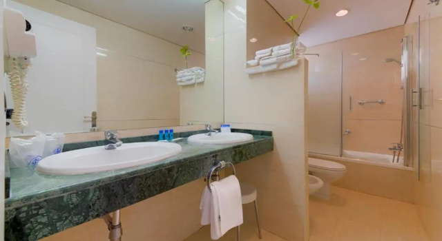 Четырёхместный номер Hotel Puerto Bahía & Spa