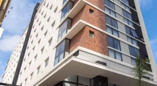 609-Apartamento Decorado Encantador, mobiliado, amplo com 1 vaga de garagem, excelente localização no Rebouças, Забронировать Отель Отели Параны с парковкой, Парковка