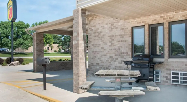 Super 8 by Wyndham Humboldt, Buchen Sie Hotel Hotels in Iowa mit Parkplatz, Parkplätze