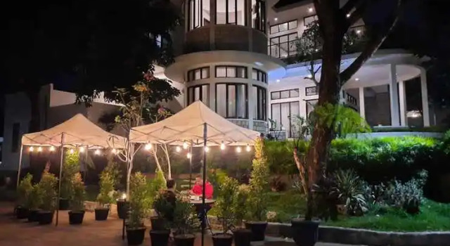 Greentrees Guest House, Rezervovat Penzión East Java hotely s parkováním, Parkování