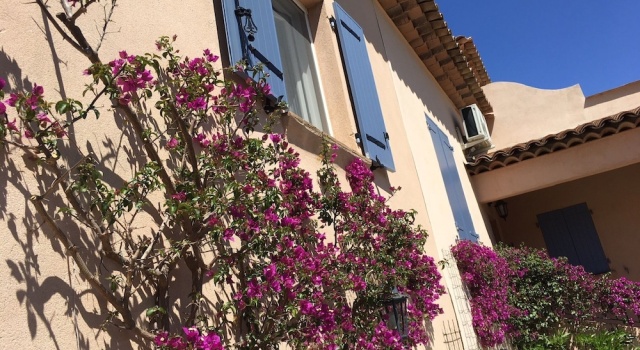 Beautiful Villa With Private Pool, Lovely Terraces, Privacy and Near St. Tropez, Забронировать Вилла Отели Сен-Тропе залива с парковкой, Парковка