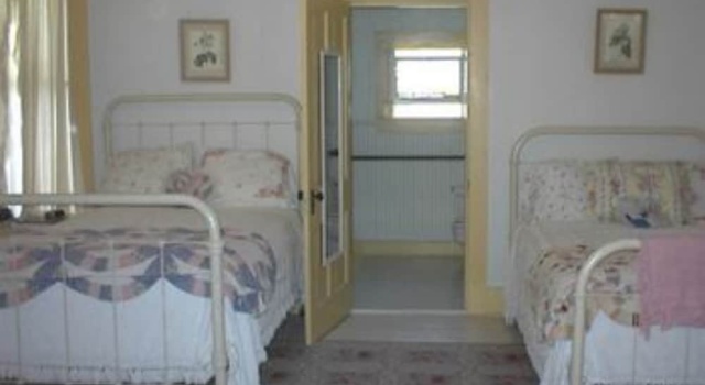 Коттедж Classic Carleton House Bed and Breakfast