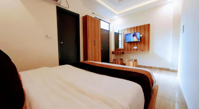 Hotel Sky View, Забронировать Отель Отели штата Уттар-Прадеша 3 звезды, 3*