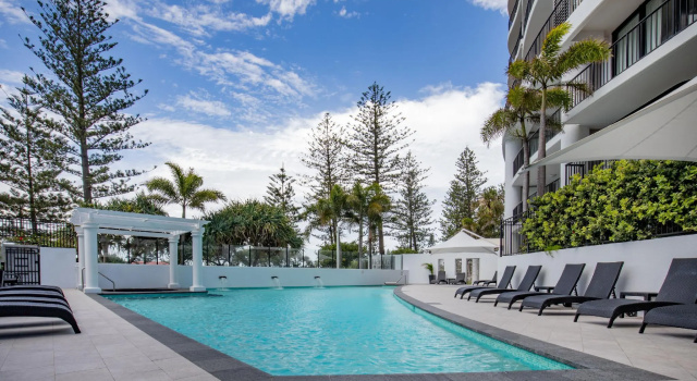Кровать в общем номере с 2 комнатами Mantra Coolangatta Beach