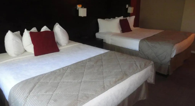 Четырёхместный номер Standard Super 8 by Wyndham West Kelowna BC