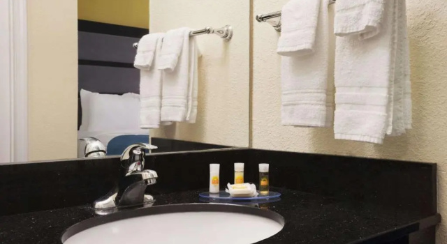 Номер Standard Days Inn & Suites by Wyndham Commerce
