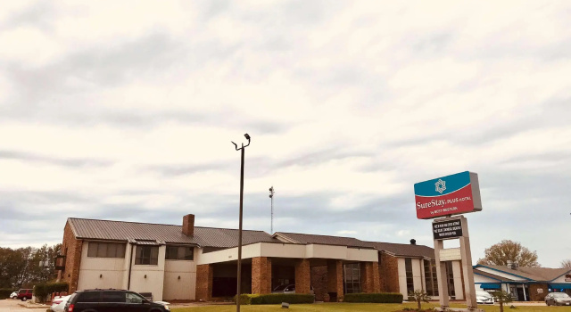 Кровать в общем номере SureStay Plus Hotel by Best Western Greenwood