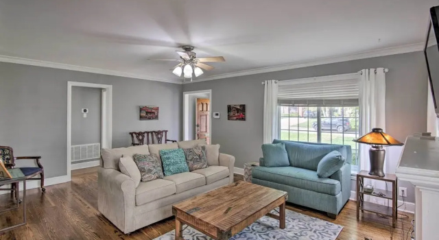 Charming Tulsa Bungalow w/ Furnished Deck!, Забронировать Дом для отпуска Талса Оклахома, рядом с Парк Gary Playground
