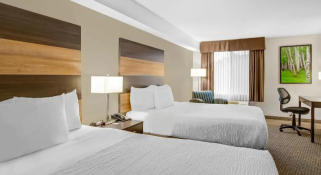 Четырёхместный номер Standard Days Inn & Suites by Wyndham Lindsay