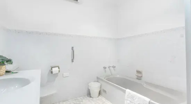 Inviting Rooms in Eastwood with Cafés, Shops & Station Nearby