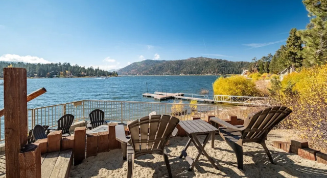 Water's Edge Estate by Avantstay Large Lakefront Cabin w/ Dock and Hot Tub, Забронировать Дом для отпуска Виллы San Bernardino Mountains, Вилла