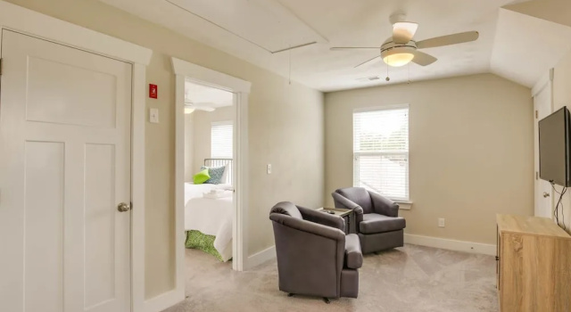 Gorgeous New Modern Farmhouse-style Townhouse Just Blocks From the Virginia Beach Oceanfront, Забронировать Отель Отели Вирджиния-Бич с завтраком, рядом с Памятник Джону Уэарингу, Завтраки
