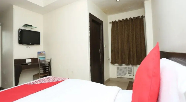 OYO 30240 Shri Radha Palace