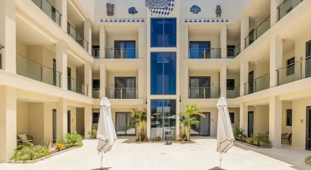 2BR 2BA Top Floor Corner w Amazing Views Gym