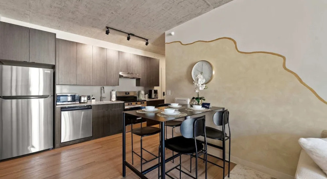 Апартаменты 3BD Condo in Printer s Row for Monthly Stays