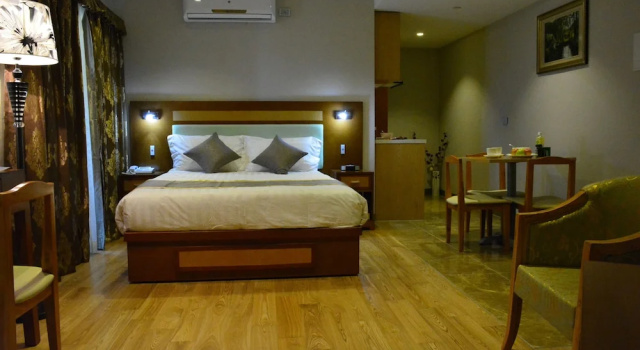 Четырёхместная студия с балконом Melrose Apartments