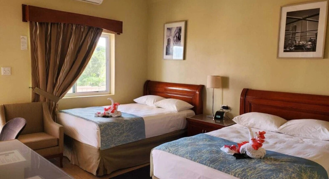 Четырёхместный номер Deluxe с балконом и с видом на бассейн Rolson Hotel