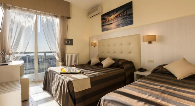 Трёхместный номер Standard с балконом и с видом на море Hotel King
