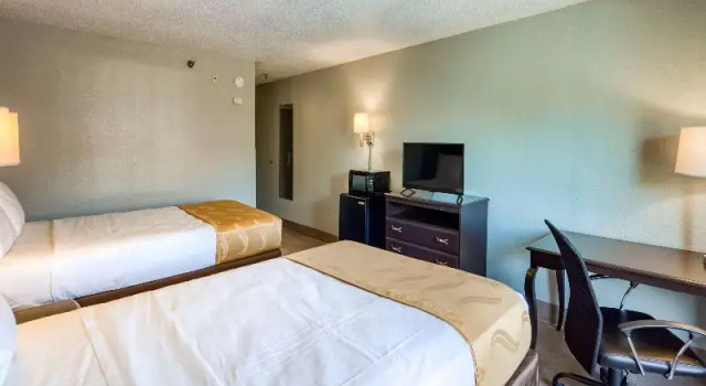Четырёхместный номер Standard SureStay Plus Hotel by Best Western Durham Medical Center