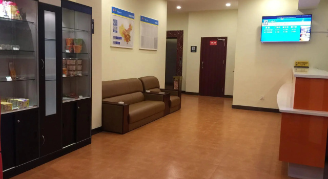 7 Days Inn·Xingyi Wanfenglinxiawutun, Rezerwuj Hotel Hotele w Xingyi z Parkingiem, Parking