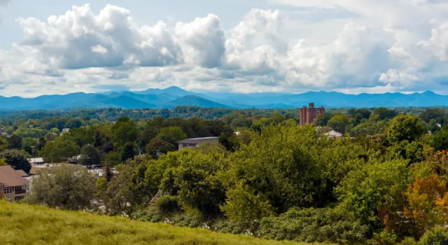 Номер Traditional с видом на горы Aloft by Marriott Asheville Downtown
