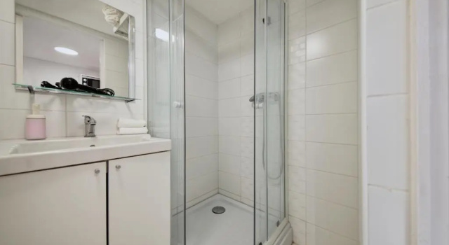 Апартаменты Economy Heart of Downtown Apartment
