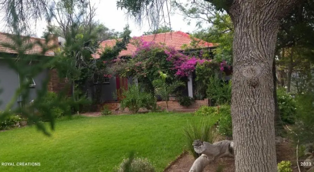 Коттедж Immaculate 2-bed Garden Cottage in Beaufort West