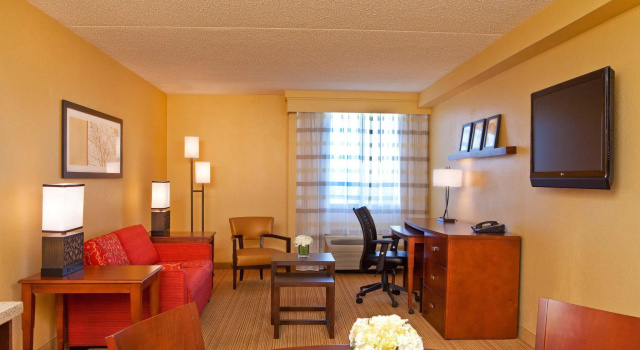 Двухместный люкс c 1 комнатой Courtyard by Marriott Alexandria Pentagon South