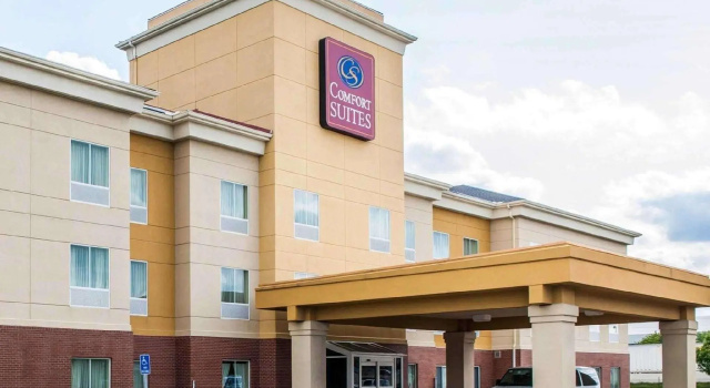Номер Standard Comfort Suites near Indianapolis Airport