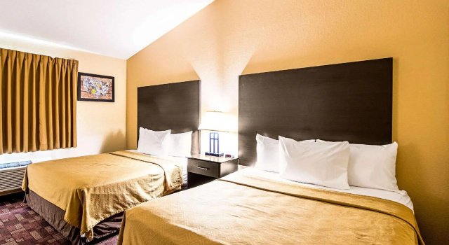 Четырёхместный люкс Econo Lodge Watertown