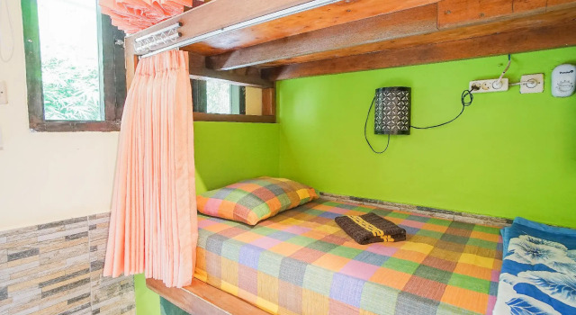 Кровать в общем номере Green View Ubud Hostel Bali