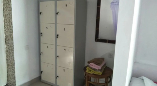 Кровать в общем номере Bali Sari Homestay