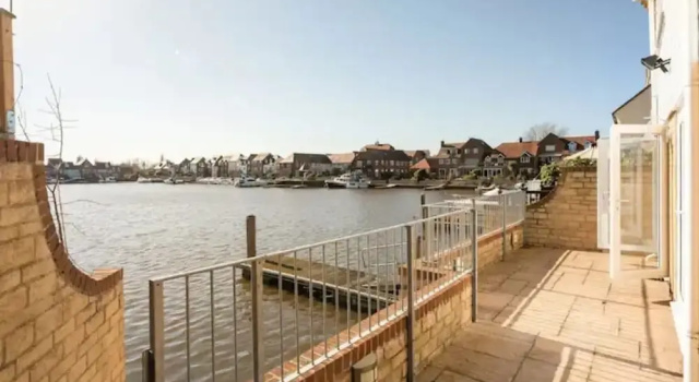 Коттедж с видом на канал Abingdon House - 4 BR on the Marina