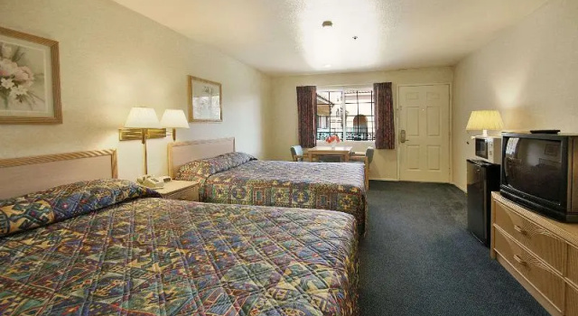 Номер Standard Days Inn by Wyndham Riverside Tyler Mall