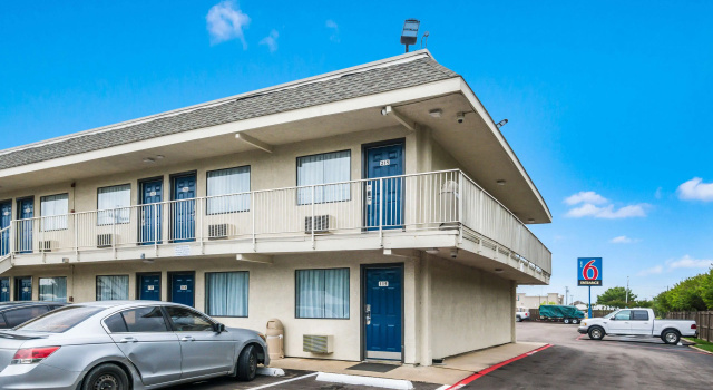 Motel 6-Irving, TX - Dallas, Забронировать Мотель Отели Dallas - Fort Worth Metropolitan Area с парковкой, Парковка