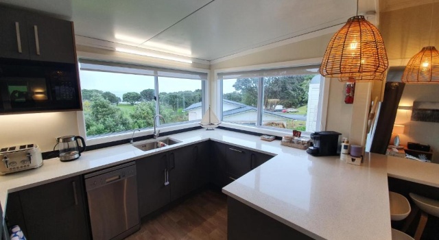 Stanmore Bay Beachfront Cottage, Забронировать Отель Отели региона Окленда с парковкой, Парковка