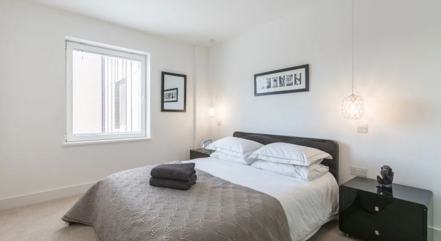 Luxury 2-bed Flat, Parking and Close to the Tube