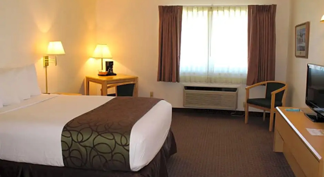 Четырёхместный номер Standard Inn at Lander, Travelodge by Wyndham