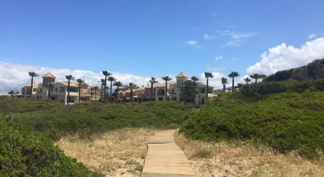 Un mar de sensaciones en Urb Jardines de Zahara 1ª linea Atlanterra, Забронировать Отель Отели Кадиса с парковкой, Парковка