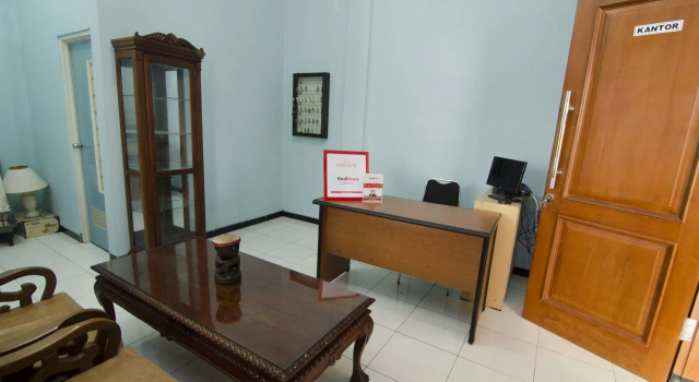 RedDoorz Near Ciputra World 2, Book Hotel Dukuh Pakis Surabaya