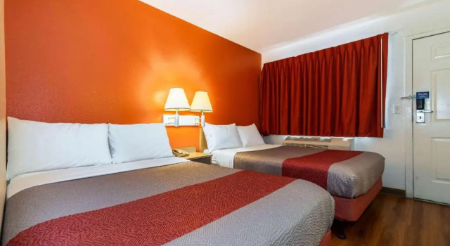 Четырёхместный номер Deluxe Motel 6-Palm Springs, CA - East - Palm Canyon