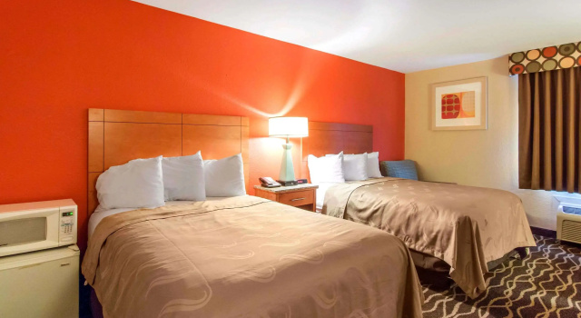 Четырёхместный люкс Quality Inn & Suites I-35 near Frost Bank Center