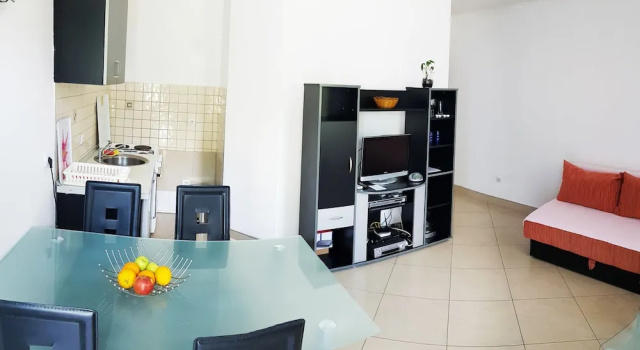 Antonia's coast apartment, Đặt Căn hộ Khách sạn tại Lepetane có Bãi đậu xe, Bãi đậu xe