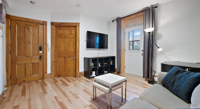 1-bd 1-wc Newly Renovated Located 5 Minutes From Old Port Montreal, Забронировать Отель Монреаль Квебек, рядом с Montreal City Hall