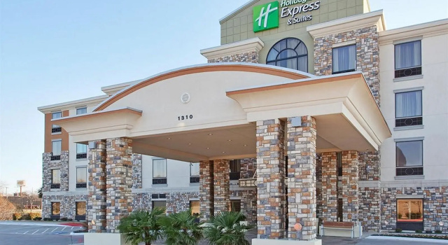 Кровать в общем номере Holiday Inn Express Hotel & Suites Dallas South - DeSoto by IHG