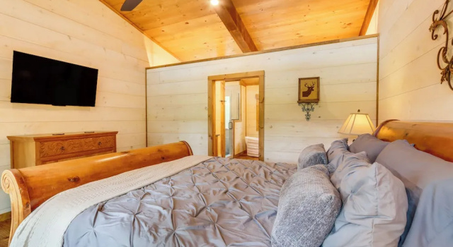 Blue Ridge Cabin w/ Hot Tub, Deck & Mountain Views, Varaa Lomakoti Hotellit Blue Ridge pysäköinnillä, Pysäköinti