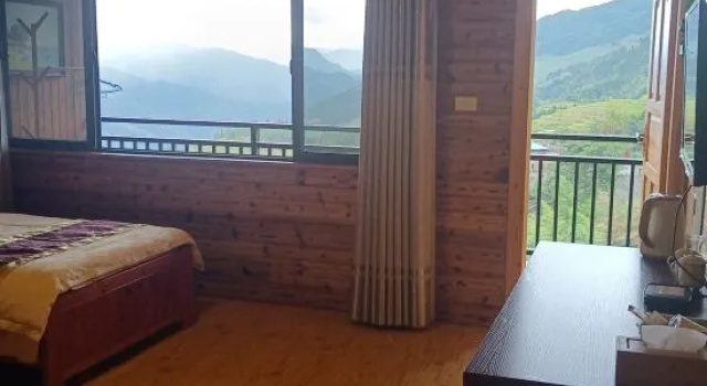 Четырёхместный люкс с балконом и с красивым видом из окна Country view Hotel (Longsheng Longji Terrace)